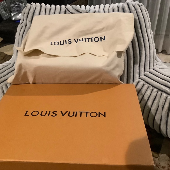 Lv purse by the pool - Picture 7 of 9